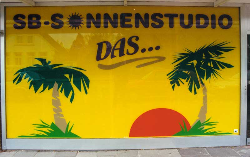 Vollflächige, mehrschichtige Innenverklebung eines Sonnenstudio-Fensters